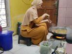 pedagang-masak-pakai-kompor-buatan-sendiri.jpg