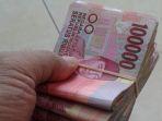 pegawai-minimarket-tak-sadar-uang-tunai-miliknya-senilai-Rp34-juta-jatuh-di-jalan.jpg