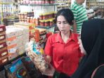 pegawai-toko-oleh-oleh-jalan-genteng-surabaya-menawarkan-jajanan-khas-jatim-ke-pemudik-jakarta_20180620_150630.jpg
