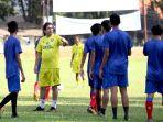 pelatih-arema-fc-eduardo-almeida-memimpin-latihan-rutin-untuk-persiapan-liga-1-2021.jpg