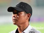 pelatih-persik-kediri-joko-susilo-saat-laga-persik-vs-bhayangkara-fc.jpg