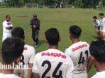 pelatih-psg-gresik-i-putu-gede-saat-memimpin-latihan-bersama-anak-didiknya.jpg