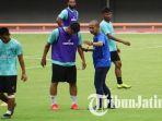pelatih-sabah-fa-kurniawan-dwi-yulianto-saat-menghadiri-sesi-official-training-ot.jpg