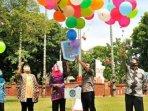pelepasan-balon-ke-udara-saat-launching-gerakan-mendaftarkan-anak-ke-sekolah-paud-nganjuk.jpg