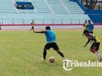 pemain-Arema-FC-menjalani-latihan-di-Stadion-Gajayana-Malang-fokus-hadapi-laga-lawan-Semen-Padang.jpg