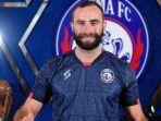 pemain-asing-baru-arema-fc-sergio-silva-dalam-sesi-perkenalan-pemain-baru.jpg