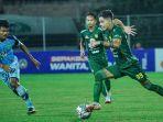 jatim/pemain-asing-persebaya-bruno-moreira-dihadang-pemain-persela.jpg