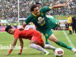 pemain-asing-persebaya-mahmoud-eid-berduel-dengan-pemain-persija-jakarta.jpg