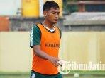 pemain-baru-persebaya-surabaya-nasir-saat-latihan-di-lapangan-jenggolo-sidoarjo.jpg