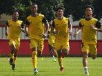 pemain-bhayangkara-fc-saat-latihan-di-stadion-ptik-jakarta-selatan-ruben-sanadi.jpg