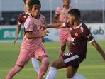 pemain-madura-united-bayu-gatra-dihadang-pemain-psm-makassar.jpg