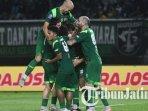 pemain-persebaya-melakukan-selebarasi-Laga-Persebaya-vs-Semen-Padang.jpg