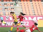 pemain-timnas-wanita-indonesia-sedang-berduel-dengan-pemain-timnas-australia.jpg