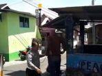 pemasangan-sirine-dan-lampu-rotator-di-perlintasan-kereta-api-tanpa-palang-pintu.jpg