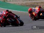 pembalap-italia-francesco-bagnaia-mengendarai-motornya-di-depan-marc-marquez.jpg