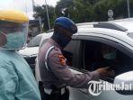 pemeriksaan-psbb-di-pos-check-point-di-exit-tol-sidoarjo.jpg