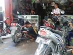 pemilik-bengkel-mendadak-laris-pesanan-perbaiki-motor-brebet.jpg