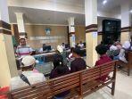 pemohon-saat-mengurus-adminduk-di-dispendukcapil-ponorogo.jpg