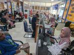 pemohon-sedang-mengurus-dokumen-adminduk-di-madiun.jpg