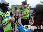 pemotor-ditegur-polisi-saat-sosialisasi-program-Janur-Kuning-di-Simpang-Empat-Karanglo-Malang.jpg