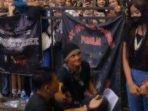 pemuda-lamar-kekasih-tapi-justru-di-tolak-di-depan-penonton-konser.jpg