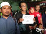 pemudik-dari-balikpapan-memberikan-ucapan-terima-kasih-kepada-tni-al.jpg