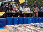 pemusnahan-miras-dan-pil-koplo-dalam-apel-gelar-pasukan-operasi-lilin-semeru.jpg