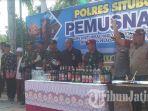 pemusnahan-ribuan-botol-minuman-keras.jpg