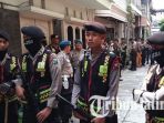 penangkapan-terduga-teroris-polisi-berjaga-di-jalan-ampel-kembang-nomor-25-surabaya_20171209_141716.jpg