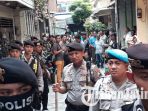 penangkapan-terduga-teroris-polisi-berjaga-di-jalan-ampel-kembang_20171209_141529.jpg