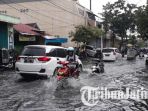 pengendara-nekat-terobos-genangan-air-di-jalan-ngagel-rejo-surabaya_20171124_114518.jpg