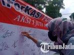 penggalangan-satu-juta-tanda-tangan-untuk-pilkada-surabaya-damai-di-balai-kota-surabaya.jpg