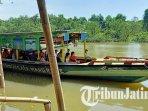 pengunjung-menaiki-perahu-di-hutan-mangrove-wonorejo-surabaya.jpg