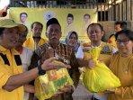 pengurus-Partai-Golkar-saat-mengunjungi-korban-bencana-angin-puting-beliung-di-Buduran-Sidoarjo.jpg