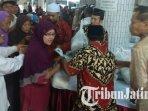 pengurus-pondok-pesantren-wali-barokah-kota-kediri-berbagi-bingkisan-kepada-warga-duafa.jpg