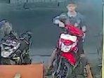 penipuan-bermodus-bos-warkop-yang-menawarkan-lowongan-kerja-untuk-akhirnya-motor-korban-dibawa-kabur.jpg