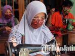 penjahit-menyelesaikan-pembuatan-masker-dari-bahan-kain-tenun-ikat.jpg