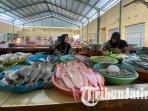 penjual-ikan-laut-segar-di-Pasar-Induk-Bondowoso-menjajakan-dagangannya-ilustrasi-ikan-laut.jpg