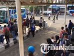 penumpang-berdiri-menanti-bus-tujuan-jember-dan-kediri-di-terminal-purabaya-surabaya_20180609_190608.jpg
