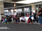 penumpang-di-pelabuhan-tanjung-perak-surabaya_20180619_195759.jpg