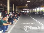 penumpang-menunggu-penerbangan-di-pinggir-jalan-terminal-1a-bandara-juanda-surabaya_20180620_162827.jpg