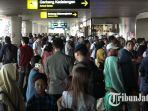 penumpang-terlihat-memadati-bandara-juanda-surabaya-minggu-2462018_20180624_124757.jpg