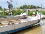 perahu-perahu-kecil-milik-nelayan-disandarkan-ketika-musim-ombak-kamis-2652022.jpg