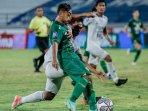 persebaya-vs-arema-fc-striker-persebaya-surabaya-samsul-arif-munip-diadang-pemain-arema-fc.jpg