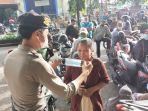 personel-polres-gresik-membagikan-masker-kepada-warga-di-pasar-jumat-2972022.jpg