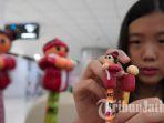 peserta-serius-membuat-clay-bertema-imlek-pada-clay-soap-workshop.jpg