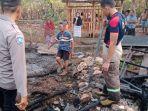 petugas-Damkar-lakukan-pembasahan-di-lokasi-terbakarnya-kandang-kambing.jpg