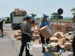 petugas-PJR-Ditlantas-Polda-Jatim-melakukan-olah-TKP-di-lokasi-kecelakaan-truk-bermuatan-obat.jpg