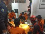 petugas-gabungan-dari-bpbd-kota-surabaya-dan-polsek-wiyung-evakuasi.jpg