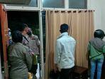 petugas-gabungan-saat-mengamankan-pasangan-bukan-suami-istri-di-hotel.jpg